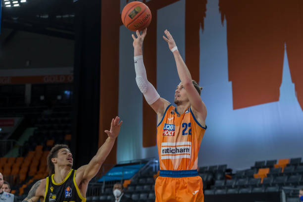 不仅仅依靠 不仅仅依靠