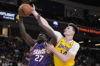 他在防守端 他在防守端